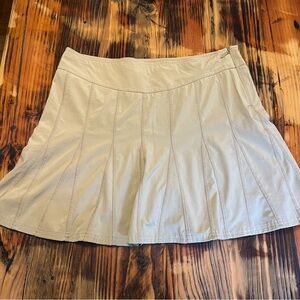 Athleta khaki skirt. Size 10. Zippered pockets.